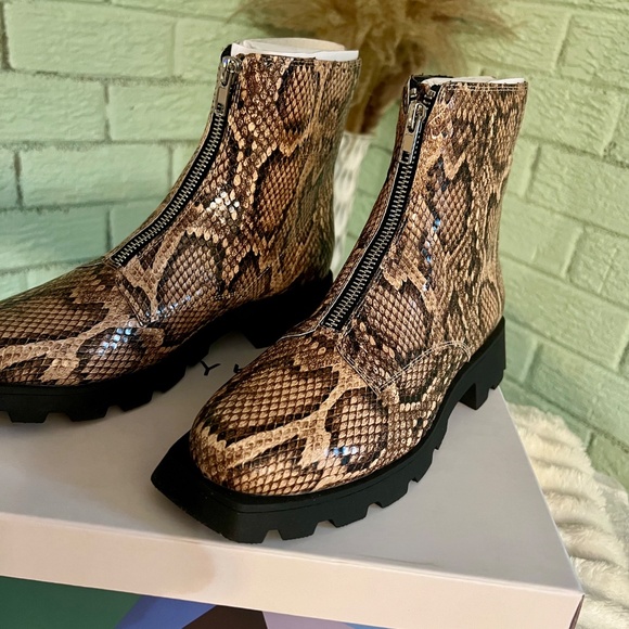 New Katy Perry's "The Daarling Combat Boot"in True Taupe,SZ 7M / 37M - Picture 2 of 6